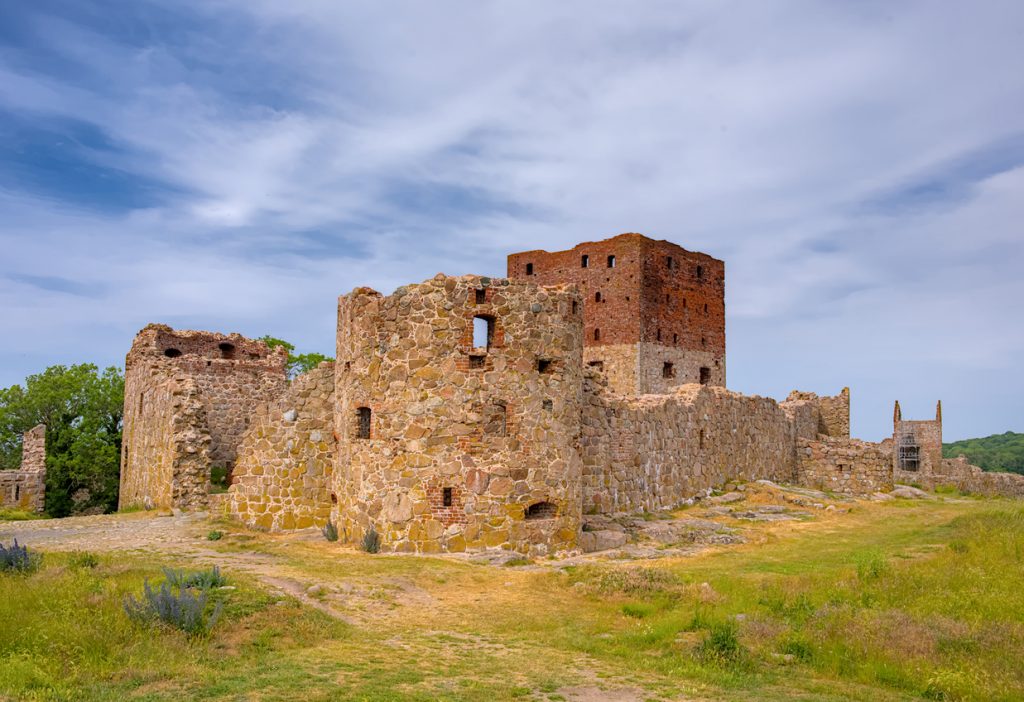 Mittelalterliche Burgruine Hammershus auf Bornholm vor leicht bewölktem Himmel.