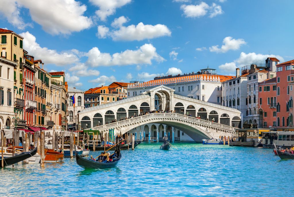 Gondeln und Boote fahren unter der Rialtobrücke auf dem Canal Grande in Venedig.