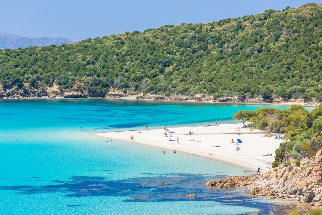 Weißer Sandstrand mit türkisblauem Wasser bei Cagliari auf Sardinien.