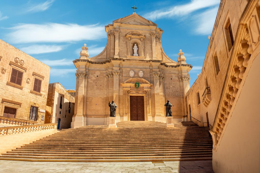 Monumentale Sandsteinkathedrale mit breiter Freitreppe auf der Insel Gozo in Malta.
