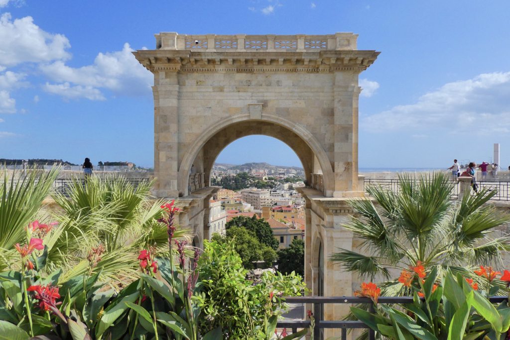 Steinbogen des Bastione in Cagliari mit Blick auf die Stadt durch die Öffnung.