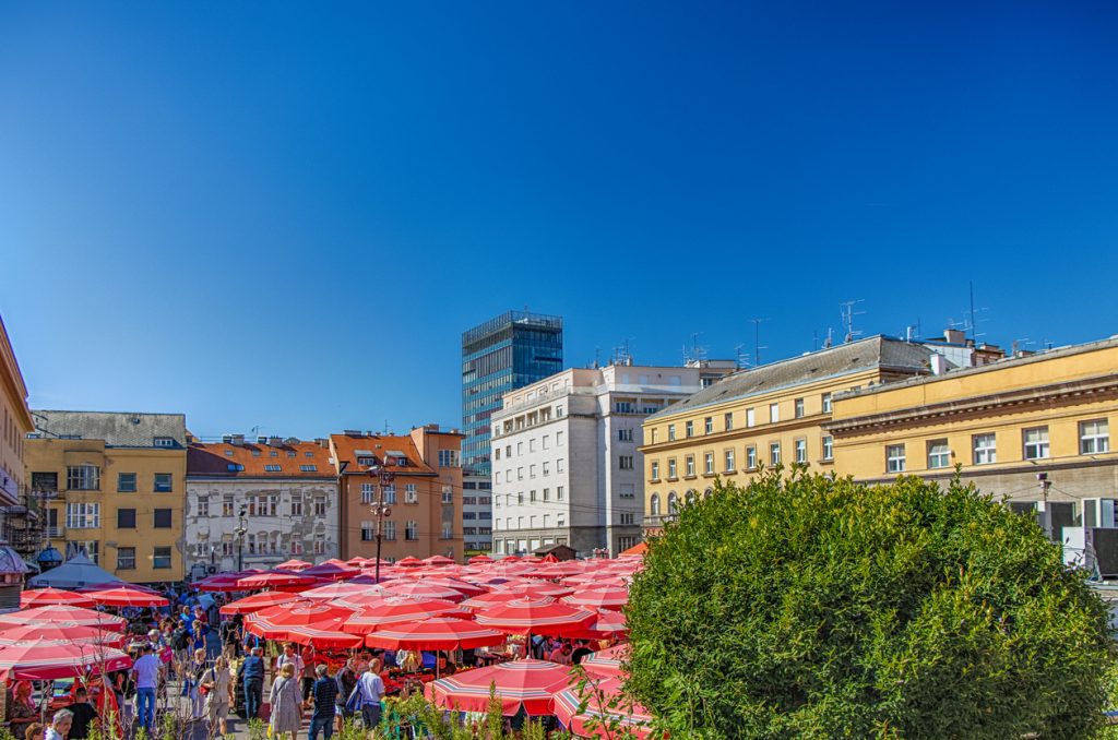 Marktstände mit vielen roten Sonnenschirmen auf dem Dolac-Markt im Zentrum von Zagreb.
