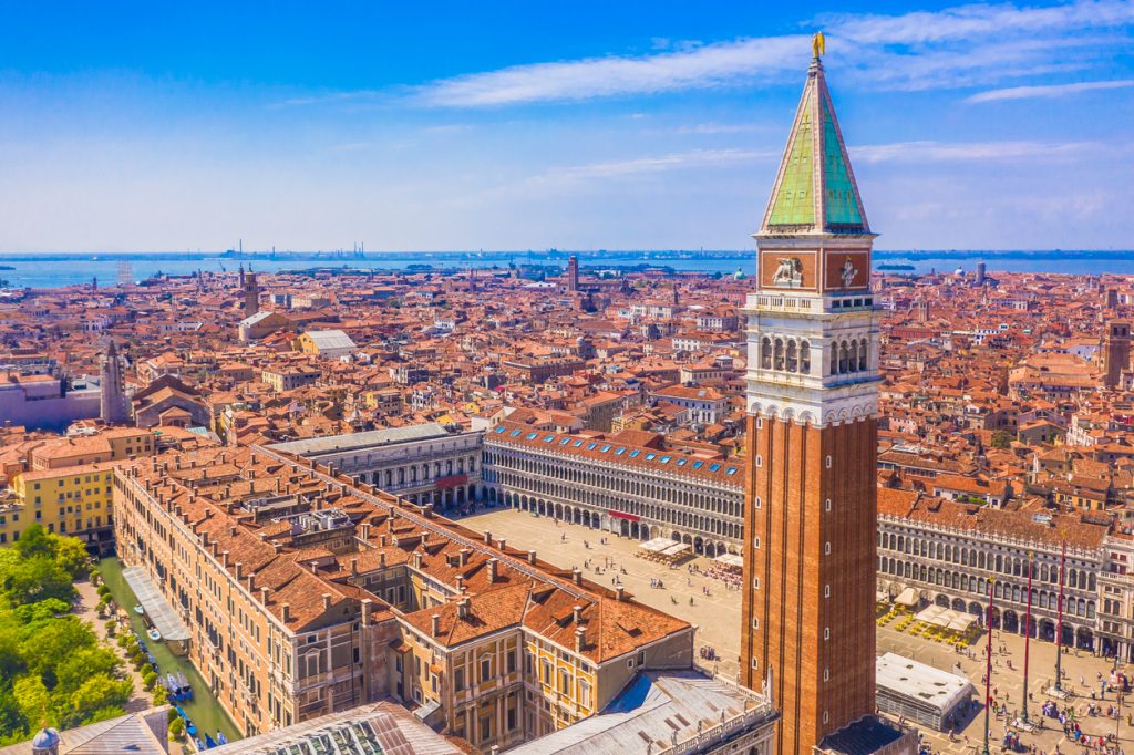 Luftaufnahme von Venedig mit dem Campanile und dem Markusplatz im Zentrum.
