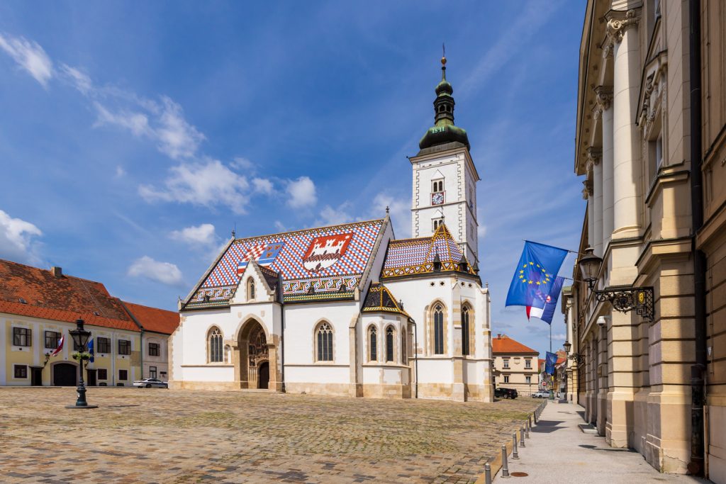 Die Markuskirche mit ihrem farbigen Wappendach steht auf einem Platz im Oberen Stadtteil von Zagreb.