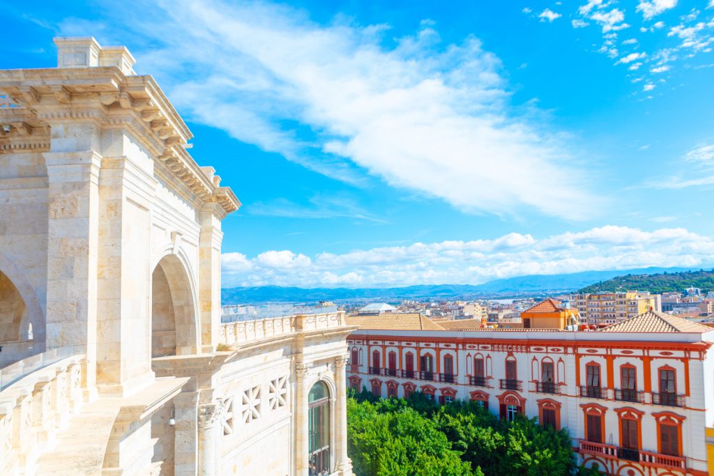 Aussicht vom Bastione di Saint Remy über die Dächer von Cagliari auf Sardinien.