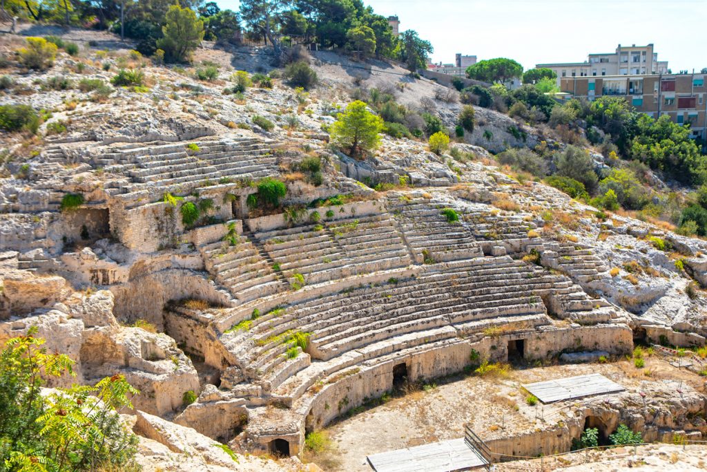 Felsiges römisches Amphitheater in Cagliari mit terrassenförmigen Sitzreihen.