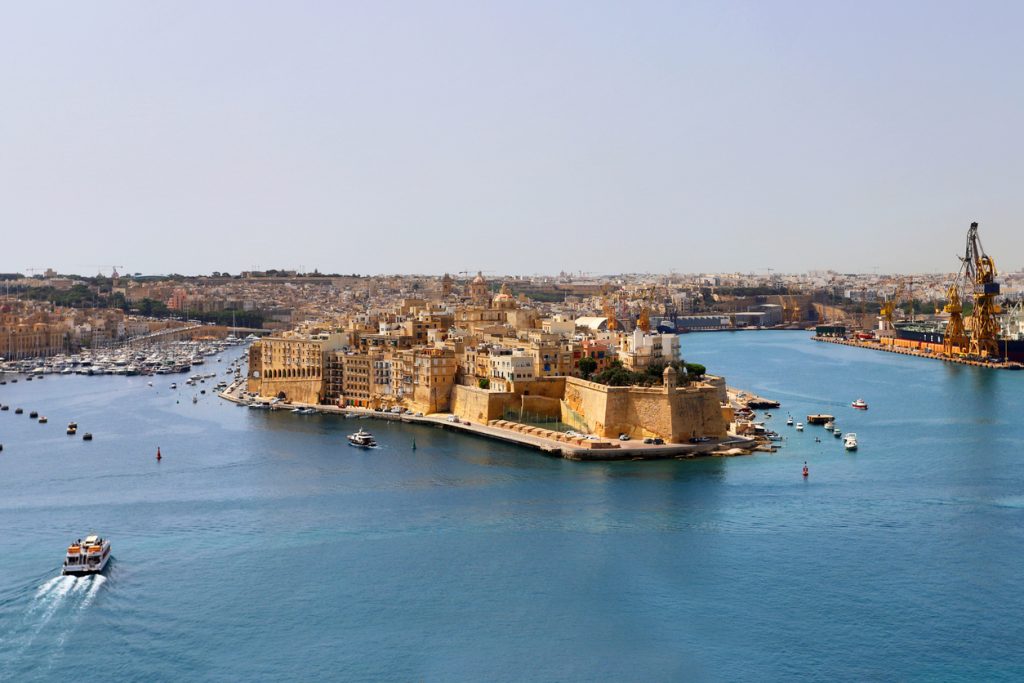 Panorama über den Grand Harbour von Valletta auf Malta mit Halbinsel und Booten.