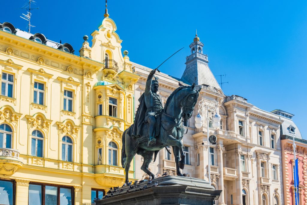 Reiterstatue von Ban Jelačić vor historischen Fassaden am zentralen Platz von Zagreb.