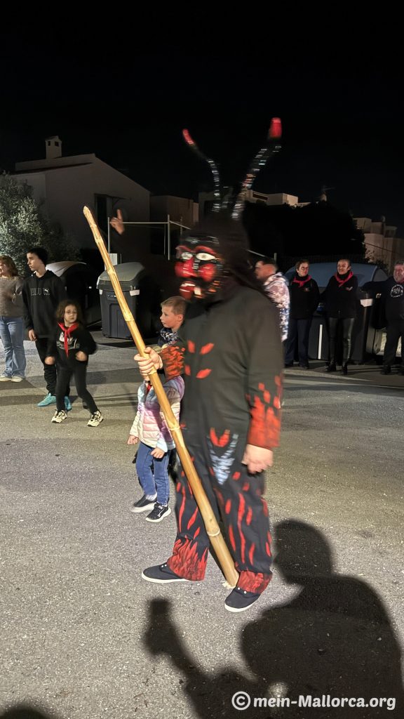 Die Teufel kommen zum Feuer und der Tanz beginnt