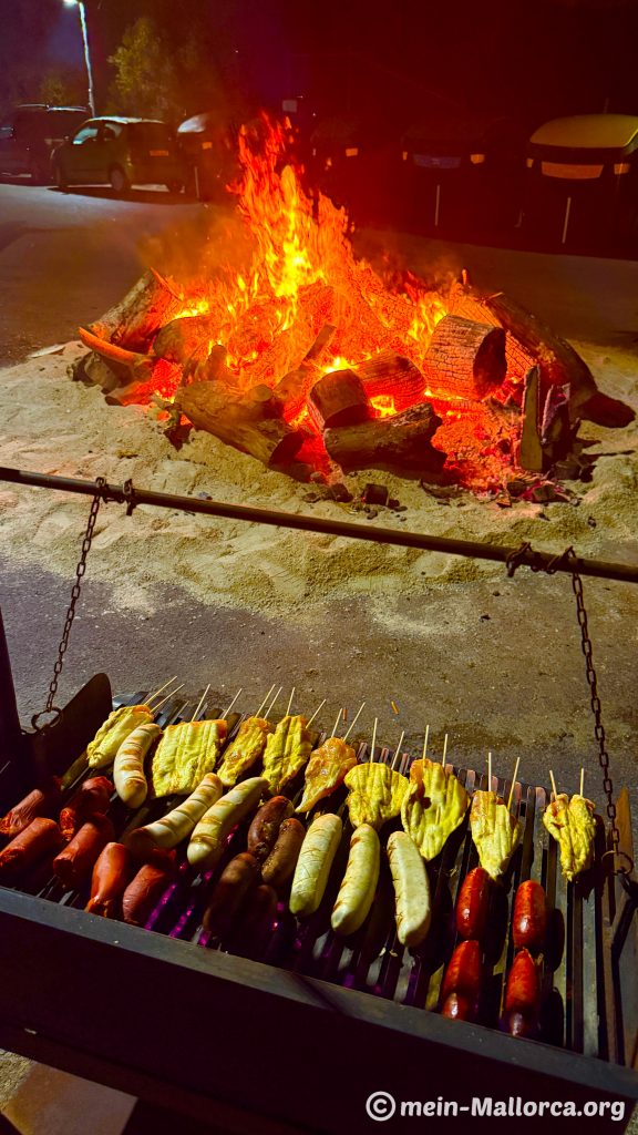 Lagerfeuer mit Grill zu Sant Antoni auf Mallorca