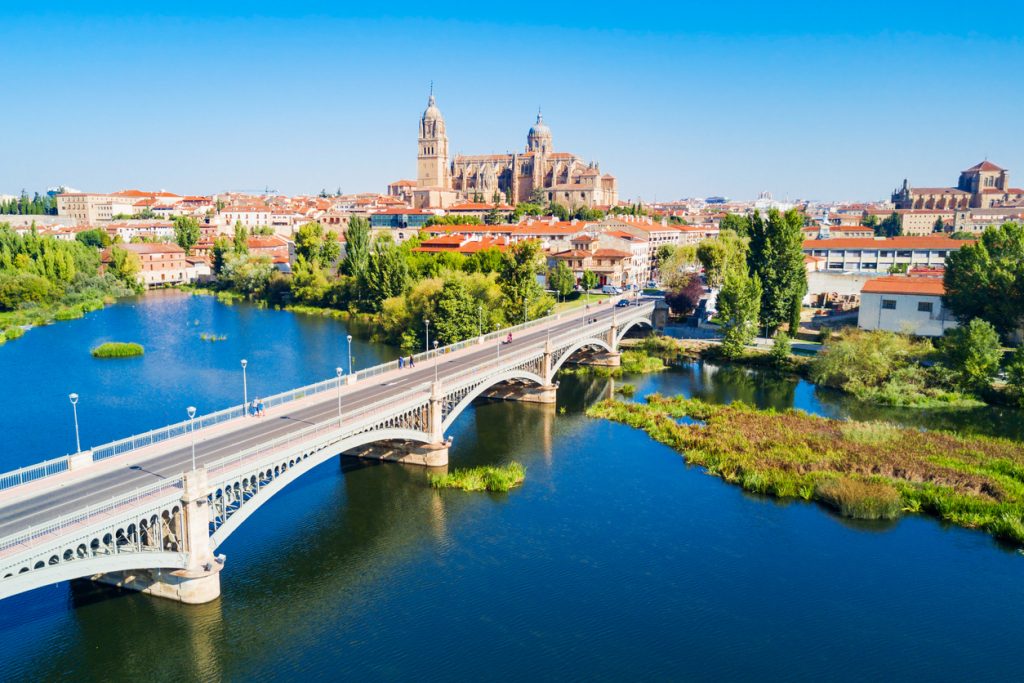 Brücke über den Fluss Tormes mit Blick auf Salamanca.