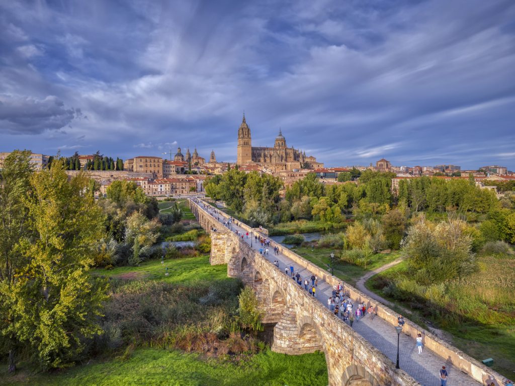 Historische Steinbrücke mit Blick auf die Altstadt von Salamanca.