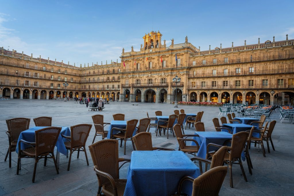 Cafébestuhlung auf der Plaza Mayor in Salamanca.