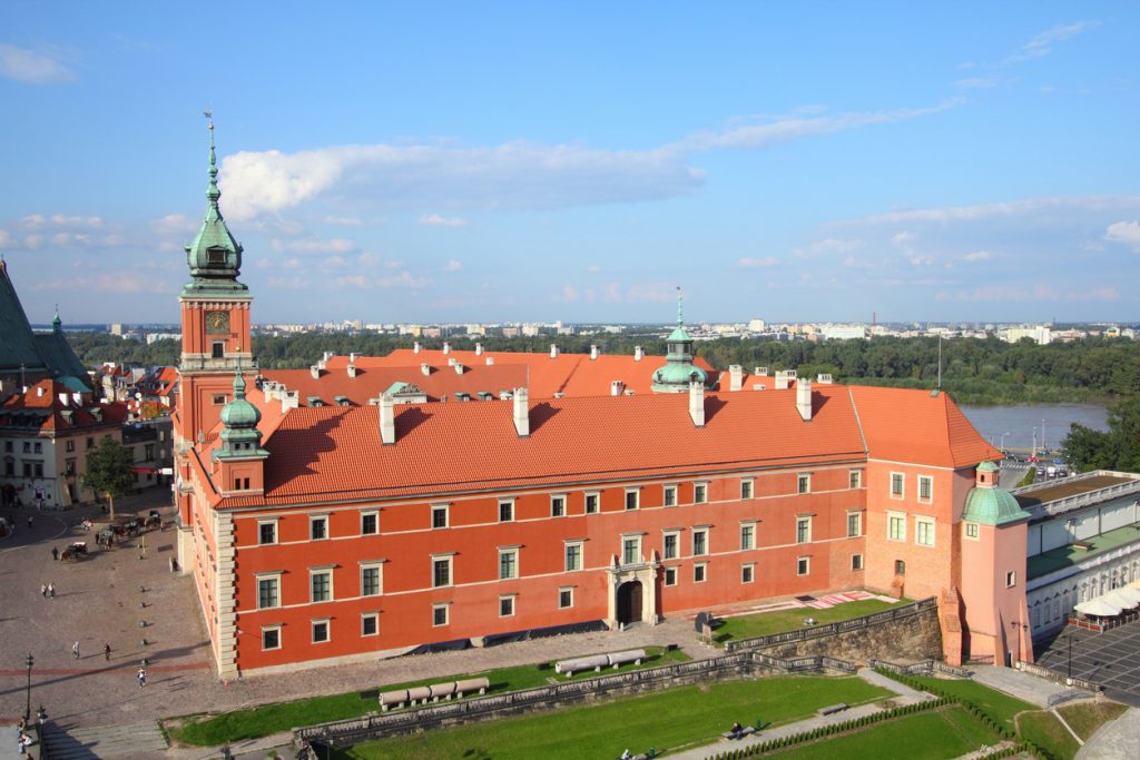 Das Königsschloss in Warschau liegt am Schlossplatz mit Blick Richtung Weichsel und grüne Ufer.