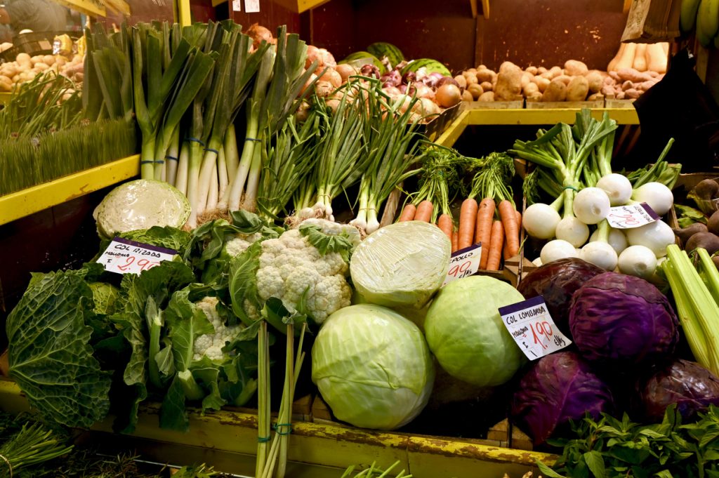 Gemüsestand mit Lauch, Kohl, Karotten und Zwiebeln im Mercat de l’Olivar.