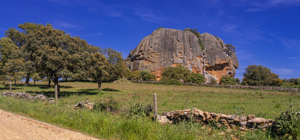 Felsformationen und Felder in der Region um Salamanca.