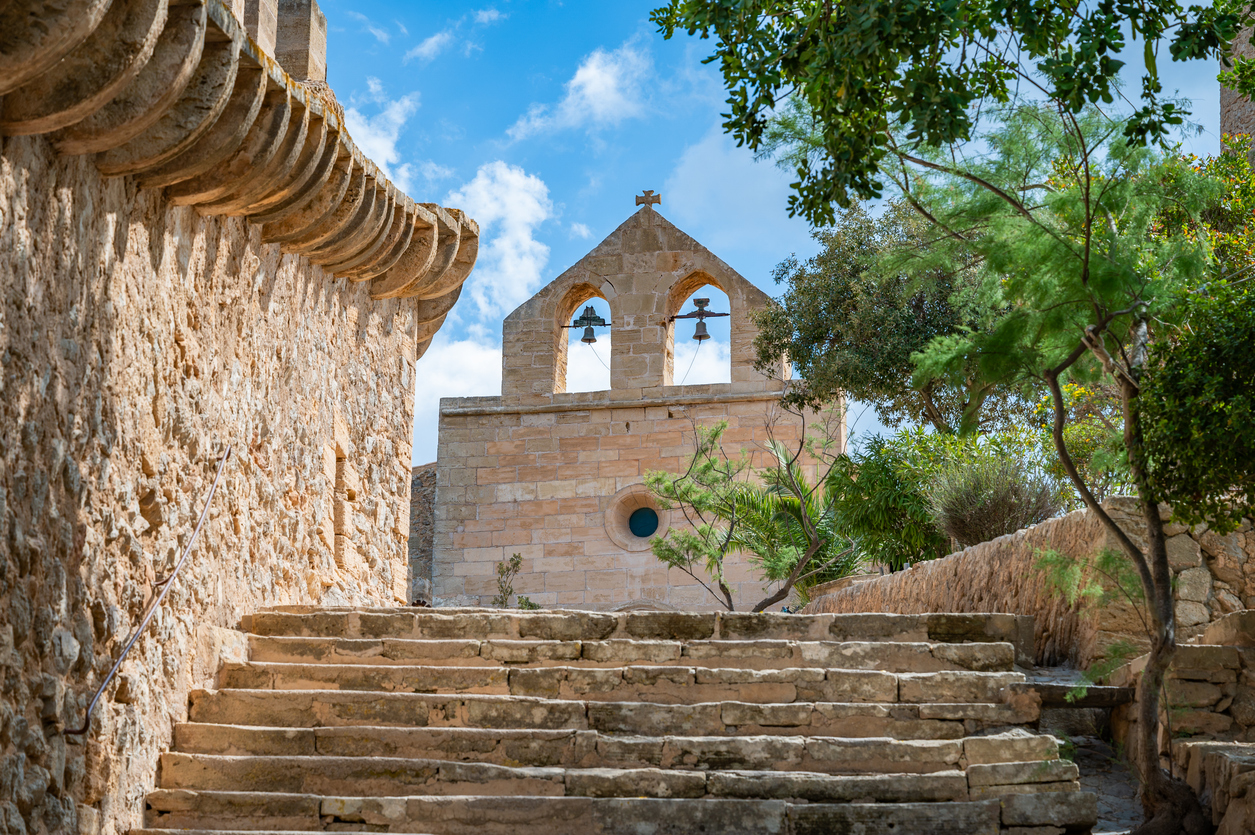 Alte Treppe in Capdepera führt zu einer kleinen Kapelle mit Glockenbogen.