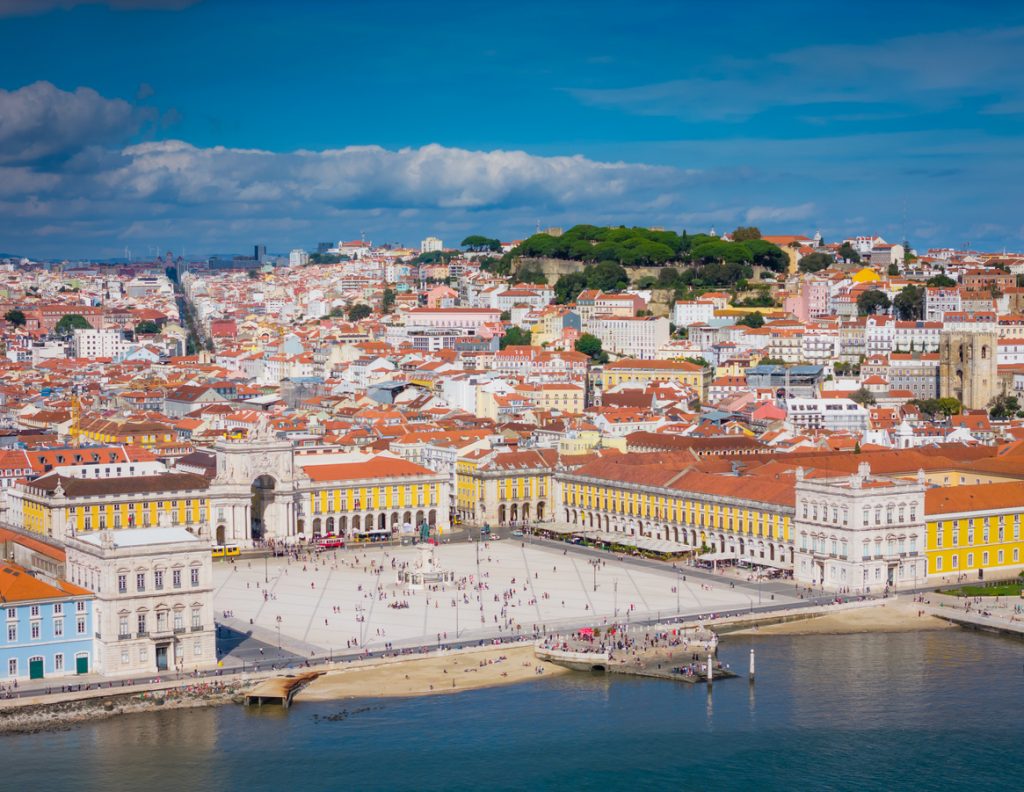 Praça do Comércio mit dem Arco da Rua Augusta am Ufer des Tejo in Lissabon.