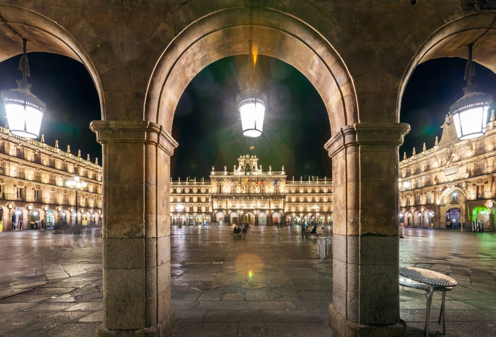 Beleuchteter Hauptplatz von Salamanca in der Dunkelheit.