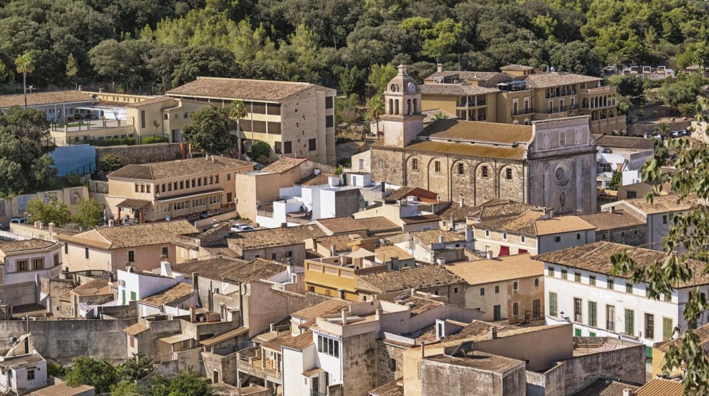 Blick über Capdepera mit der großen Kirche zwischen den Häusern.