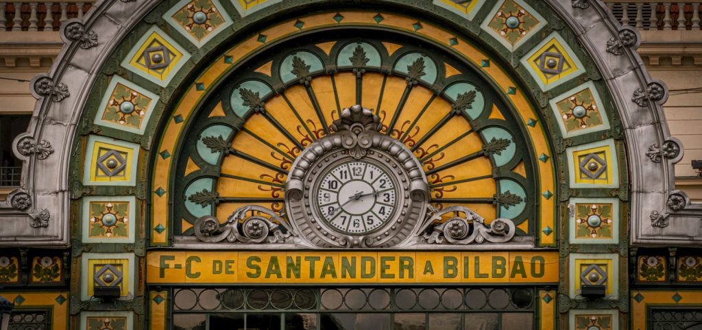 Eine alte Bahnhofsuhr mit der Aufschrift Santander a Bilbao.