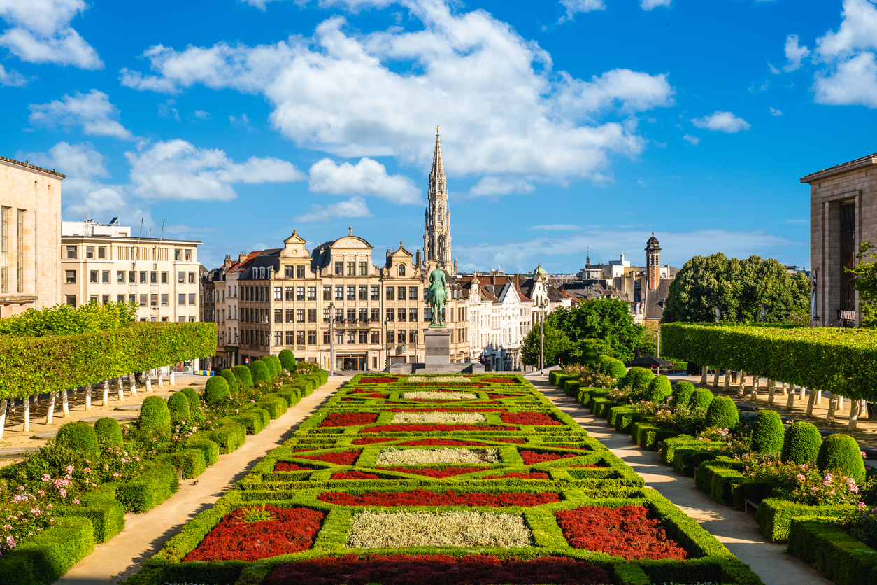 Gartenanlage mit Blick auf die Altstadt von Brüssel.