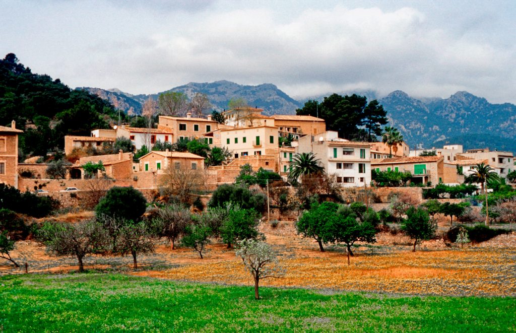 Blick auf Bunyola mit Naturstein-Häusern vor der Serra de Tramuntana auf Mallorca.