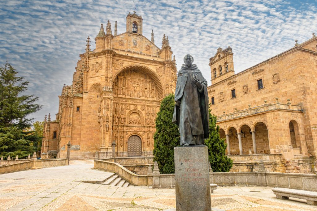 Historische Fassade der Universität von Salamanca mit Statue.