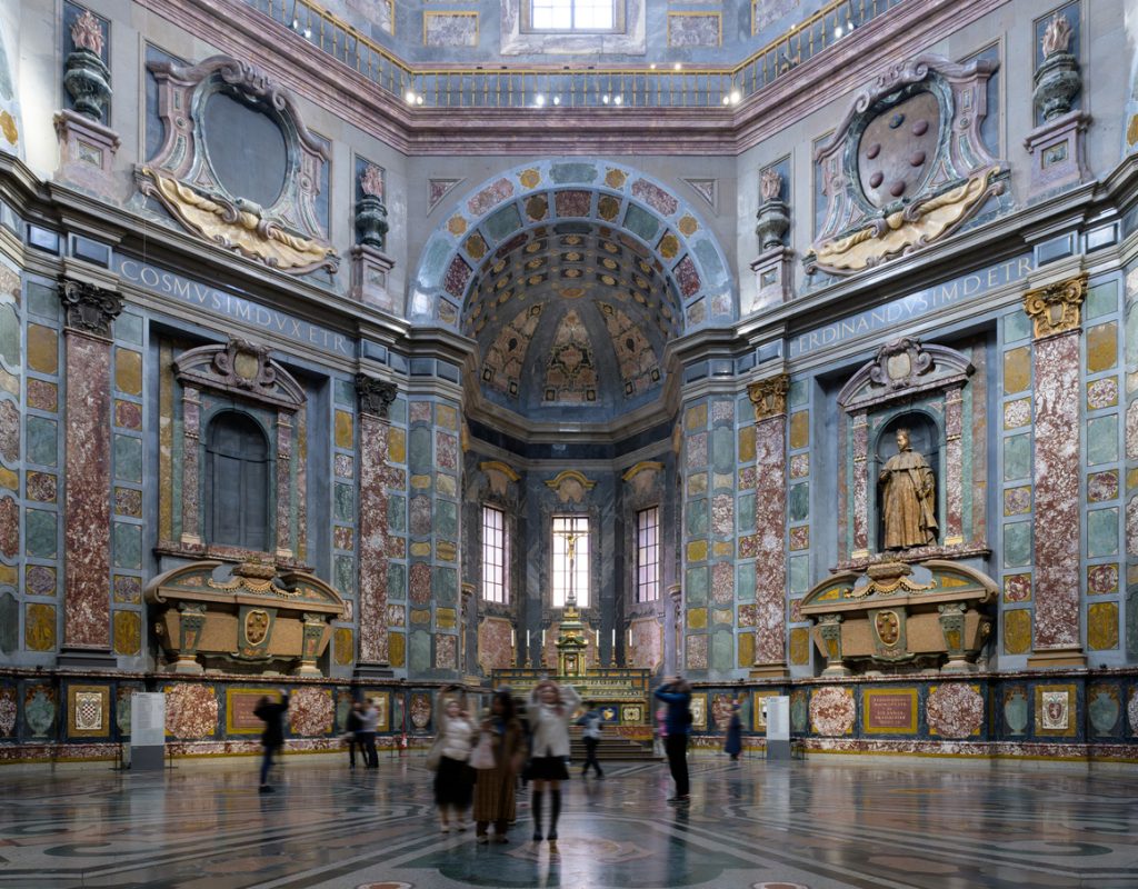 Eine reich verzierte Kapelle mit Marmorwänden und Kuppel beeindruckt im Inneren einer Kirche in Florenz.