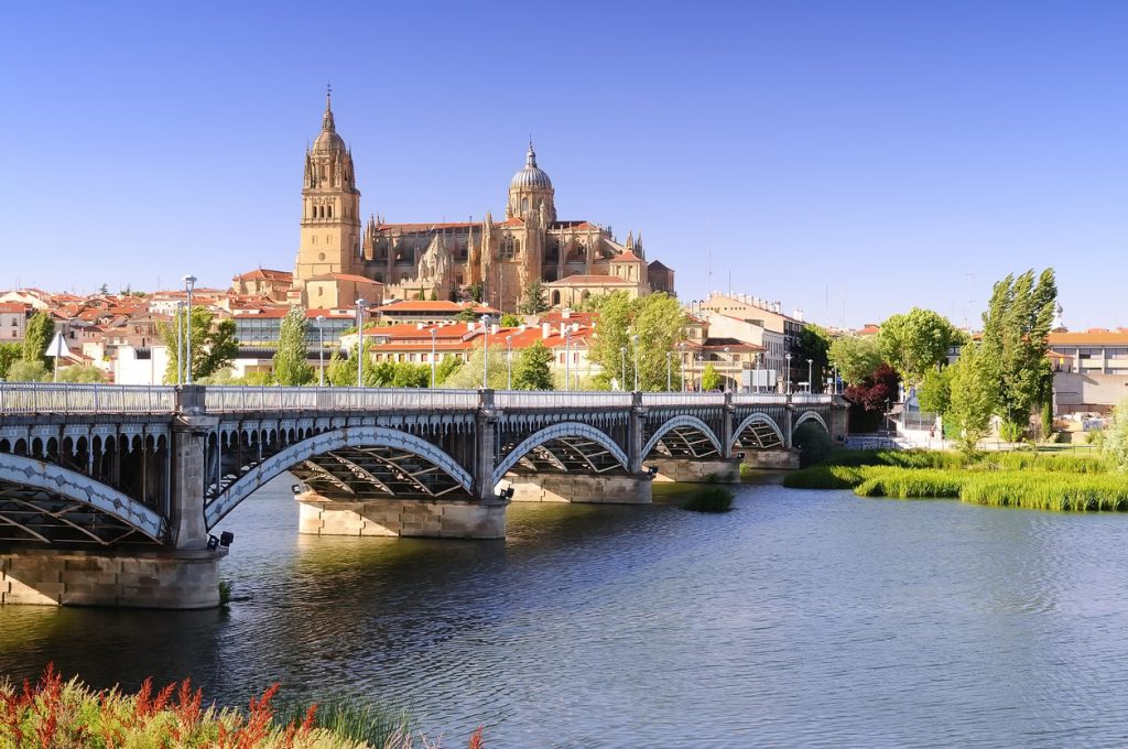 Brücke über den Fluss Tormes mit Blick auf die Kathedrale von Salamanca.
