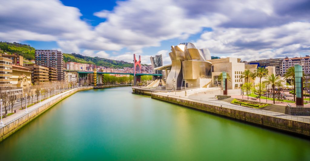 Das Guggenheim-Museum Bilbao liegt am Fluss neben der La Salve Brücke.