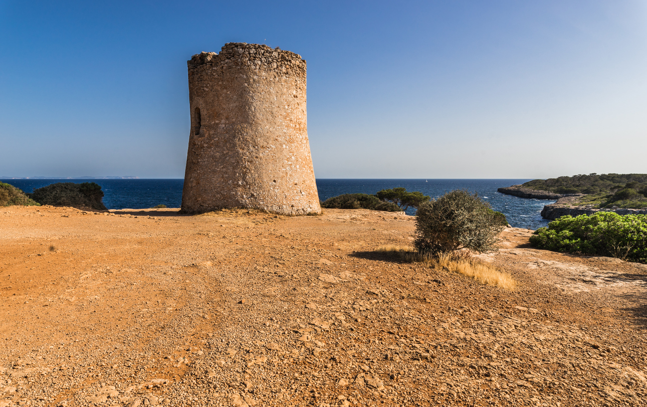 Torre de Cala Pi – Wachturm über Klippen und türkisfarbener Bucht