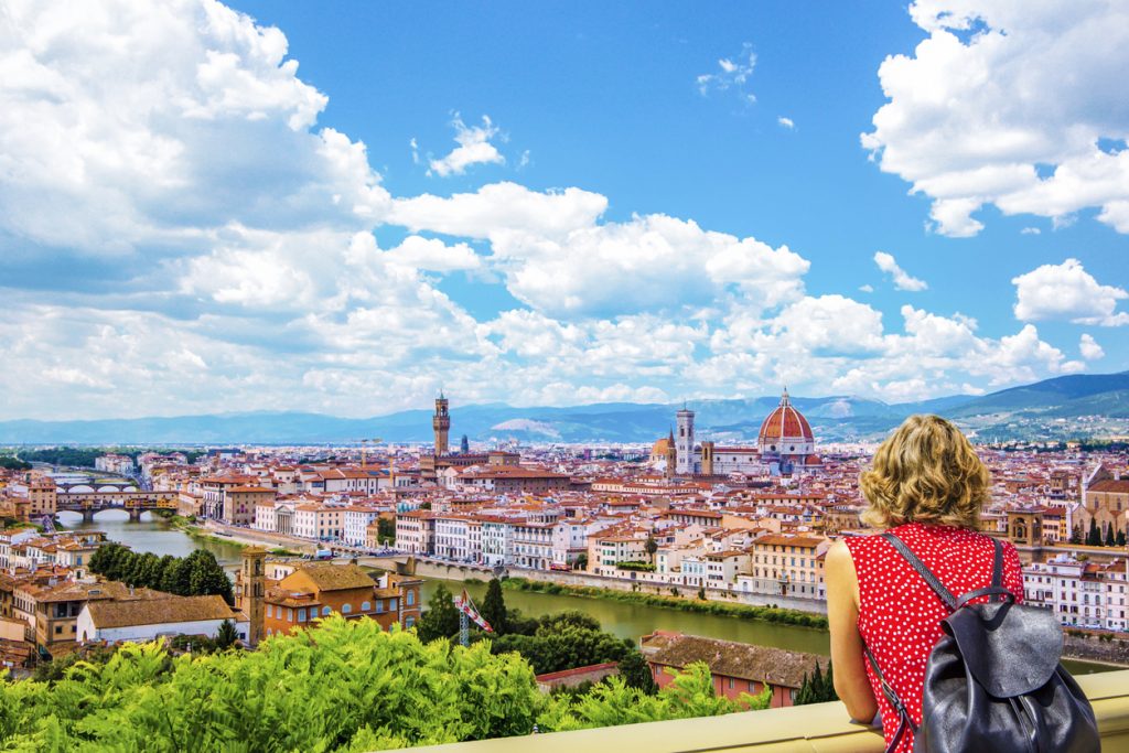 Von einem Aussichtspunkt sieht man die Dächer von Florenz mit dem Dom und der roten Kuppel.
