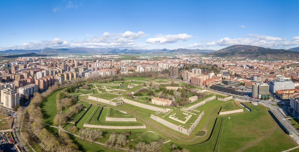 Luftaufnahme einer sternförmigen Festung und Parks in Pamplona.