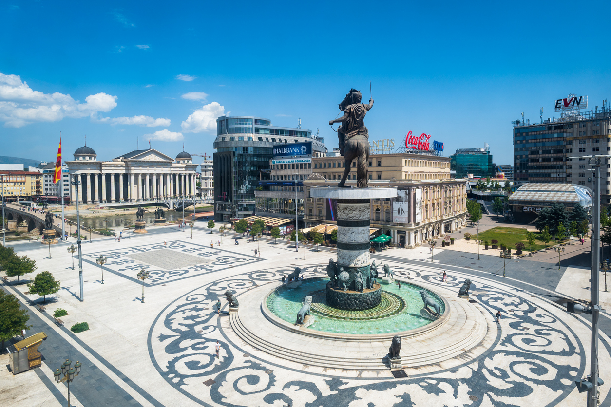 Eine große Reiterstatue steht auf einem Brunnen im weiten Platz der Innenstadt von Skopje.