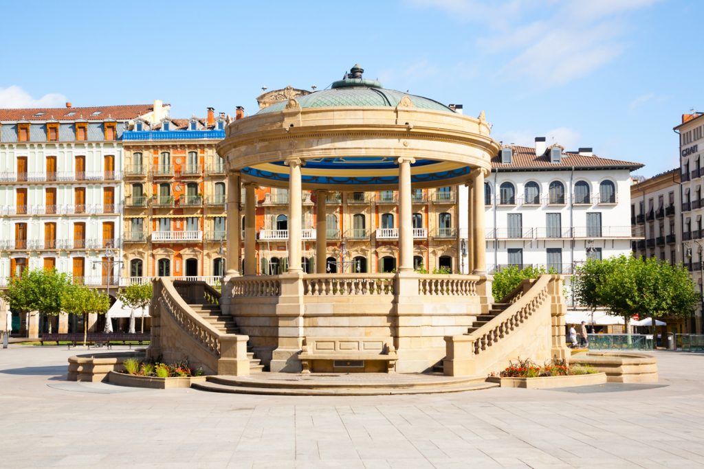 Historischer Pavillon mit Kuppel auf einem weiten Platz in Pamplona.