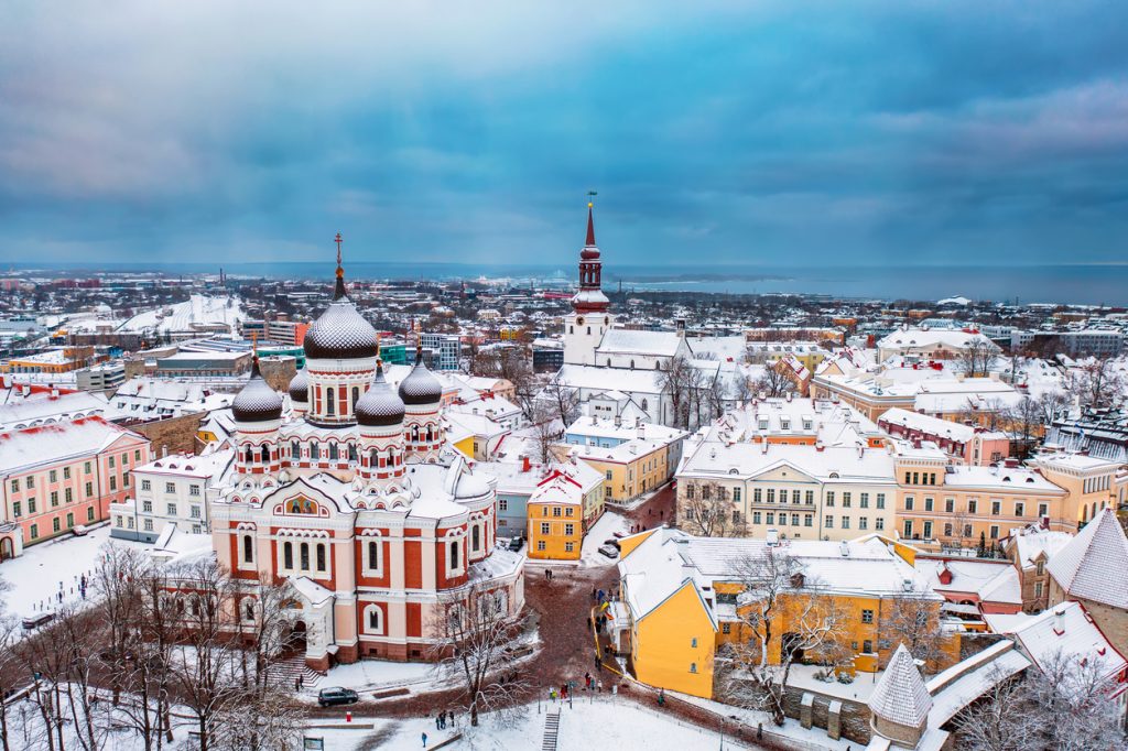 Winterlicher Panoramablick auf Altstadt, Domkuppeln und verschneite Dächer.