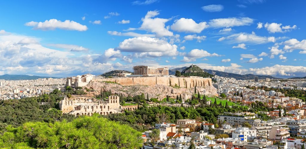 Der Tempelkomplex liegt auf dem Felsen, darunter breitet sich die Stadt bis zum Horizont aus.