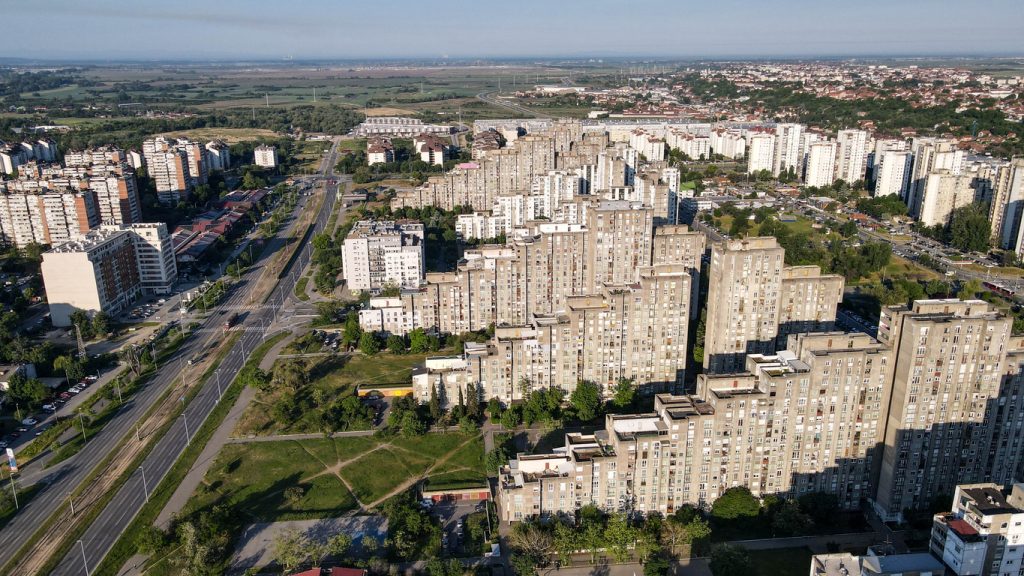 Blick über viele Beton-Hochhäuser und breite Straßen in einem großen Wohngebiet.