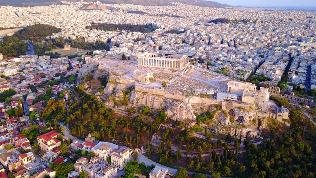 Der Parthenon steht auf dem Felsen und wird von der weitläufigen Stadt umgeben.