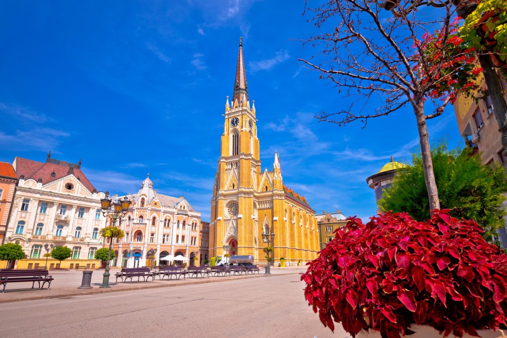 Die neugotische katholische Marienkirche ragt mit ihrem bunten Ziegeldach auf dem Trg Slobode in Novi Sad empor.