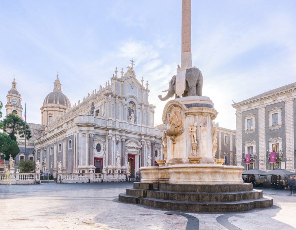 Der Elefantenbrunnen steht vor dem Dom von Catania.