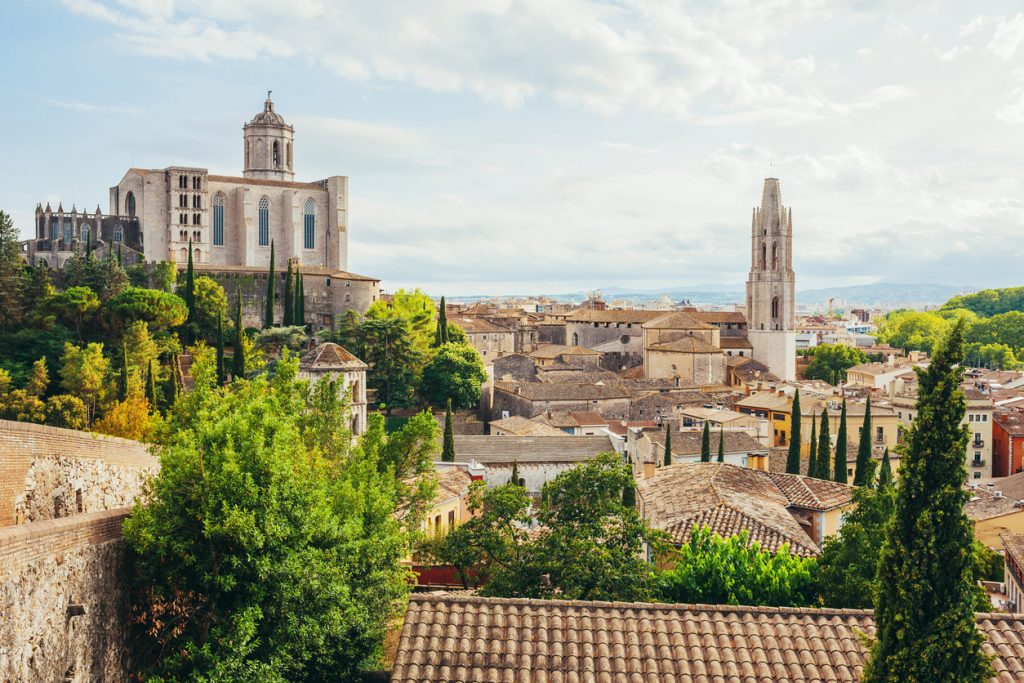 Die monumentale Kathedrale von Girona überragt die historische Altstadt mit ihren Zypressen und Ziegeldächern.