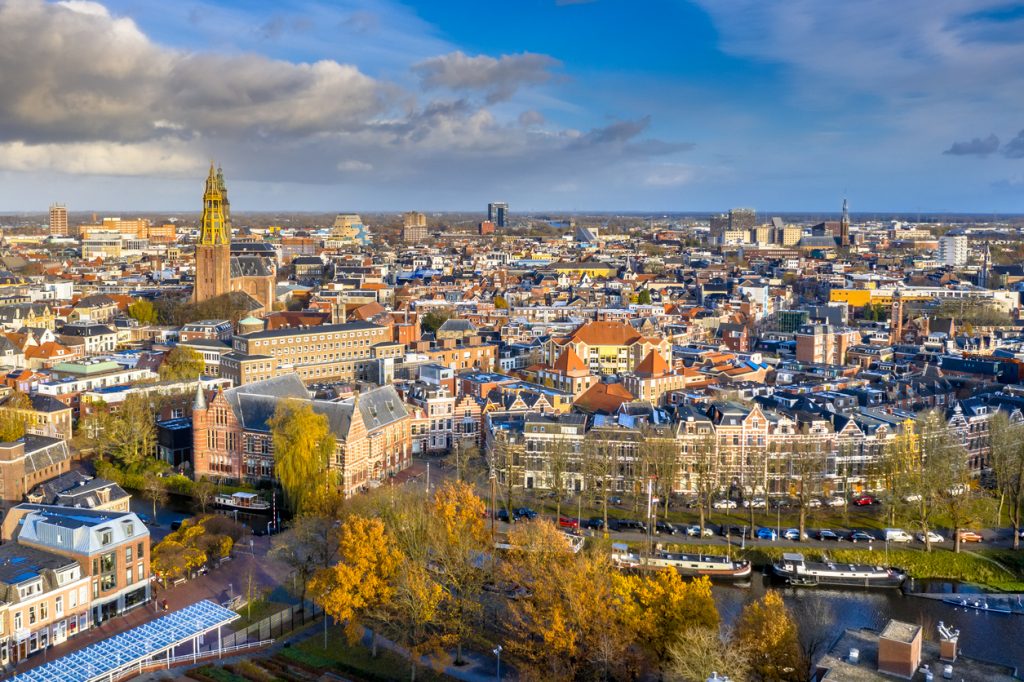 Eine Luftaufnahme der Stadt Groningen mit dem Martiniturm und den Kanälen im herbstlichen Licht.
