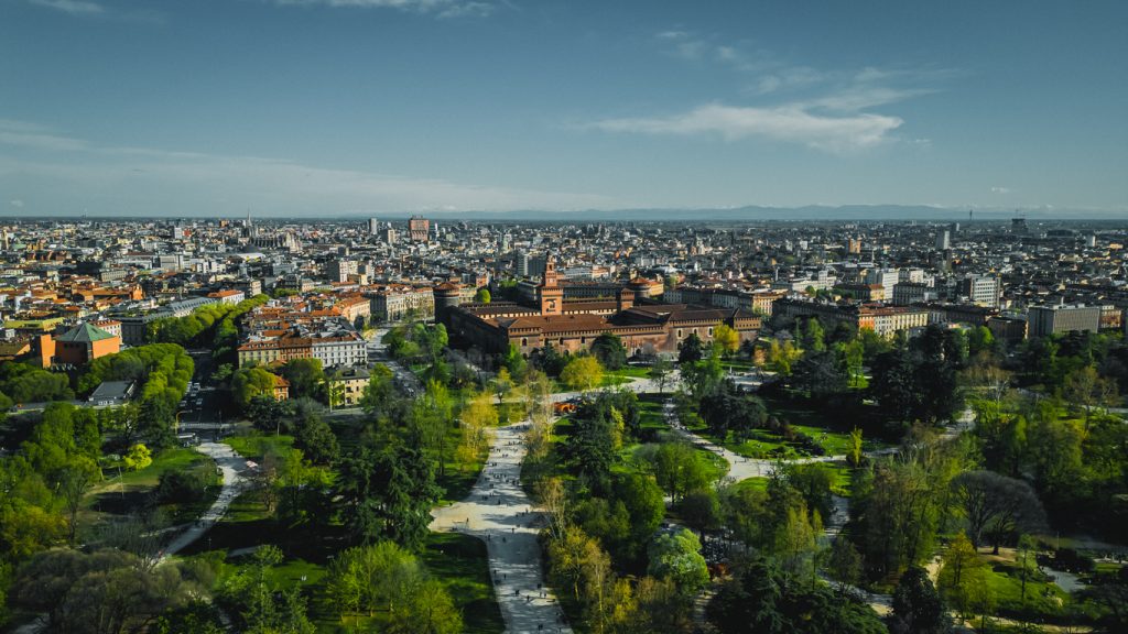 Weite Aussicht über einen großen Park und das Castello Sforzesco in Mailand.
