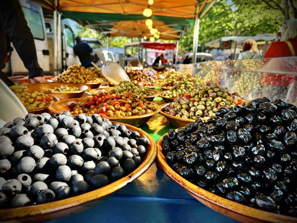 Schalen mit schwarzen und grünen Oliven auf einem Marktstand in Lyon
