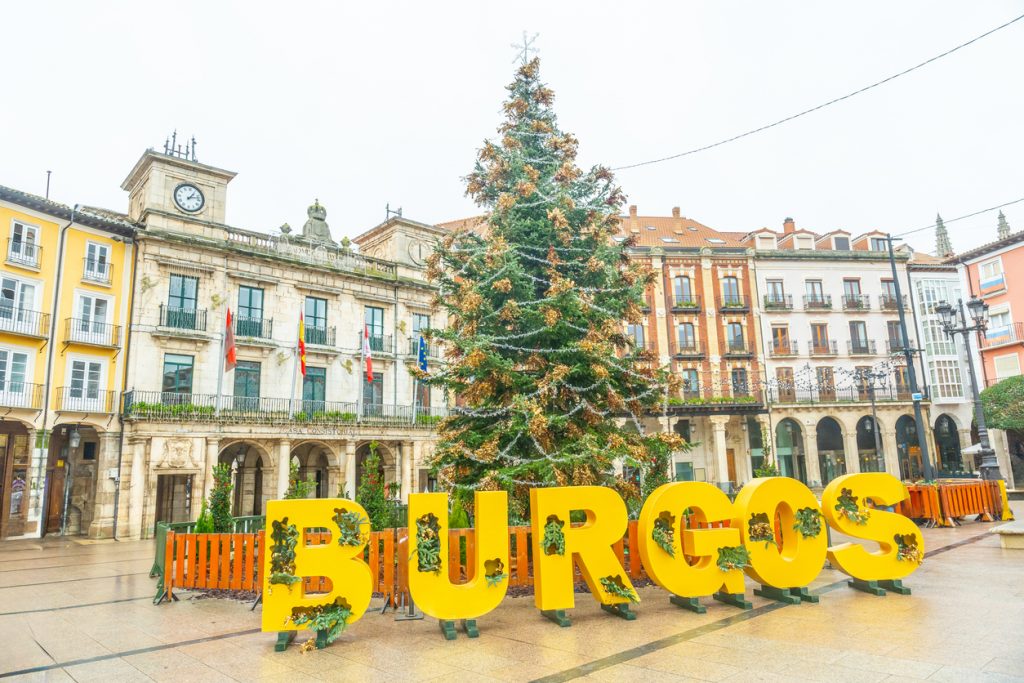 Ein großer Weihnachtsbaum und der gelbe Schriftzug „BURGOS“ stehen auf dem Marktplatz.