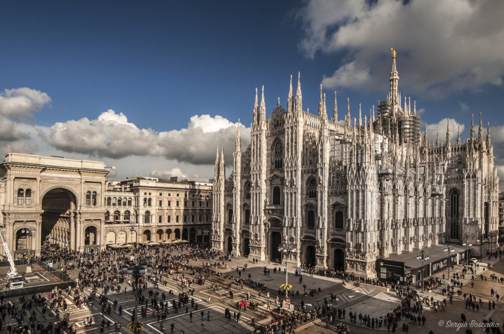 Menschenmenge auf der Piazza del Duomo vor dem Dom in Mailand und der Galleria Vittorio Emanuele II.
