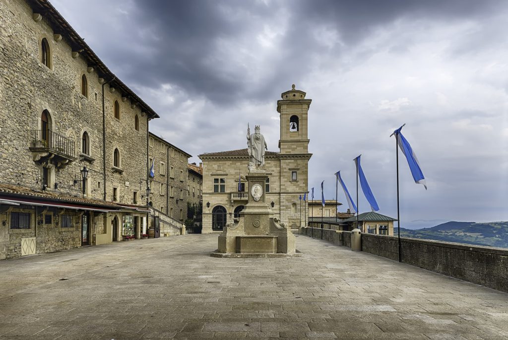 Der offene Piazza della Libertà mit der Freiheitsstatue und dem prächtigen Regierungspalast im Hintergrund