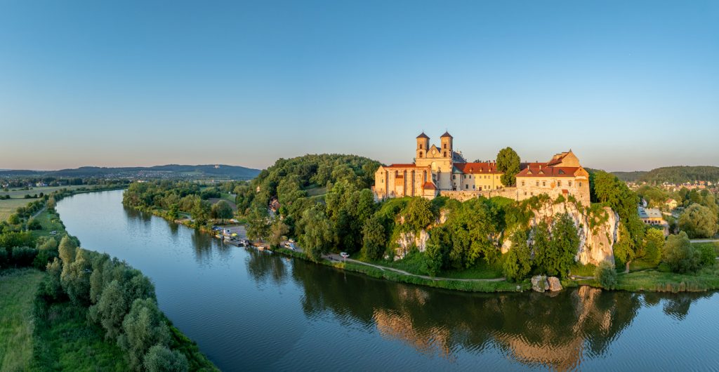 Die historische Benediktinerabtei bei Krakau thront auf einem Kalksteinfelsen direkt am Ufer der ruhig fließenden Weichsel.